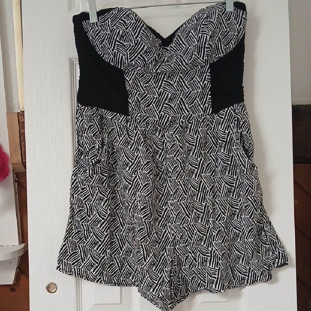 Xhilaration Sweetheart Neckline Abstract‎ Black and White Print Strapless Romper